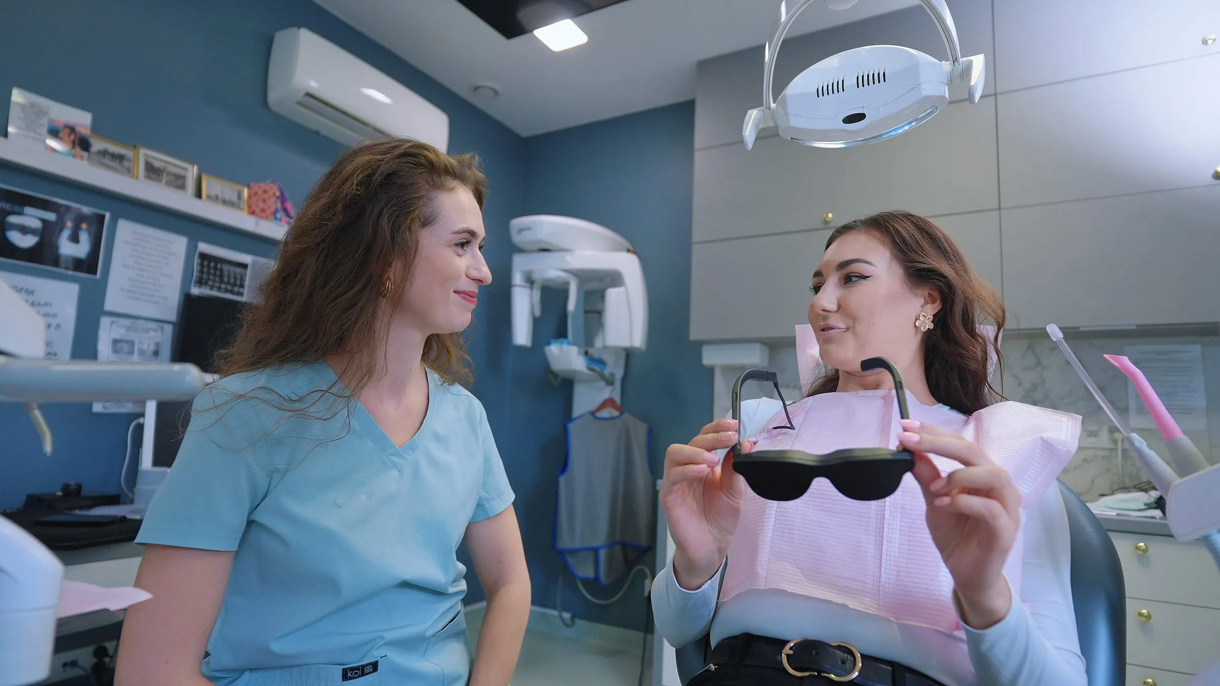 Lekarka i uśmiechnięta pacjentka z okularami w gabinecie